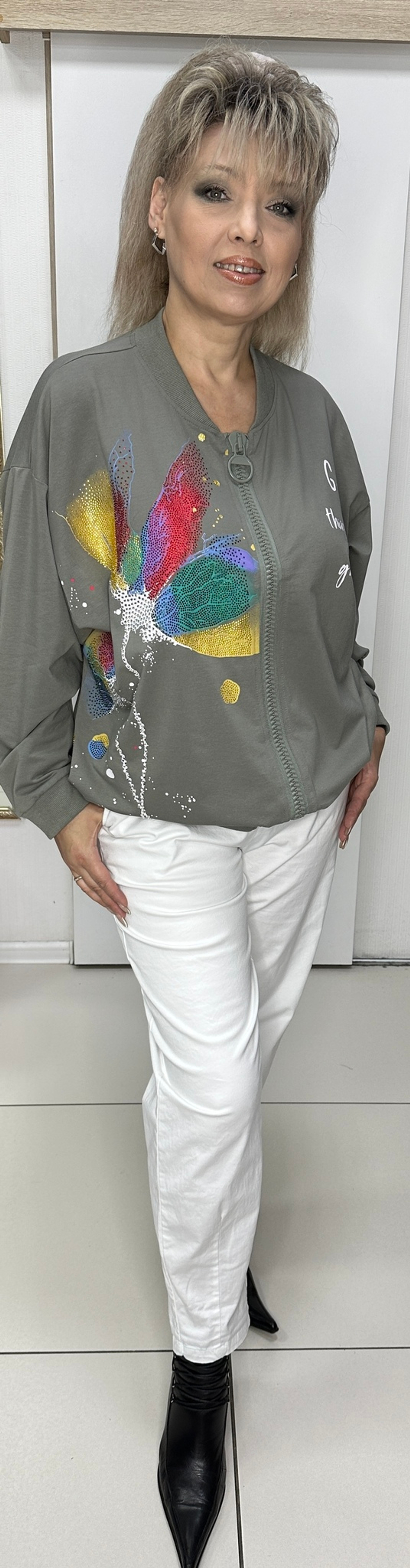 Оливковый трикотажный жакет-бомбер с цветным принтом