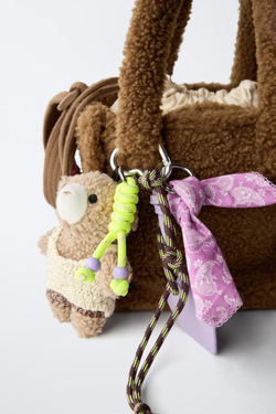 ZARA МИНИ-СУМКА ИЗ ИСКУССТВЕННОЙ ОВЧИНЫ С ПОДВЕСКАМИ, КОРИЧНЕВЫЙ