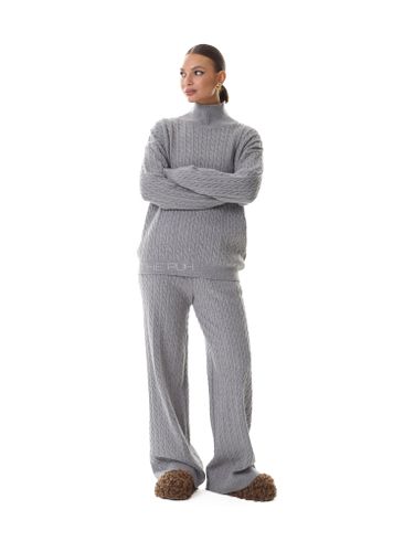 Серый трикотажный костюм в косичку