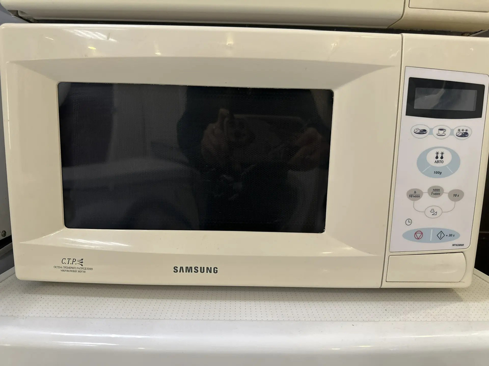 Микроволновая печь Samsung M1638NR б/у