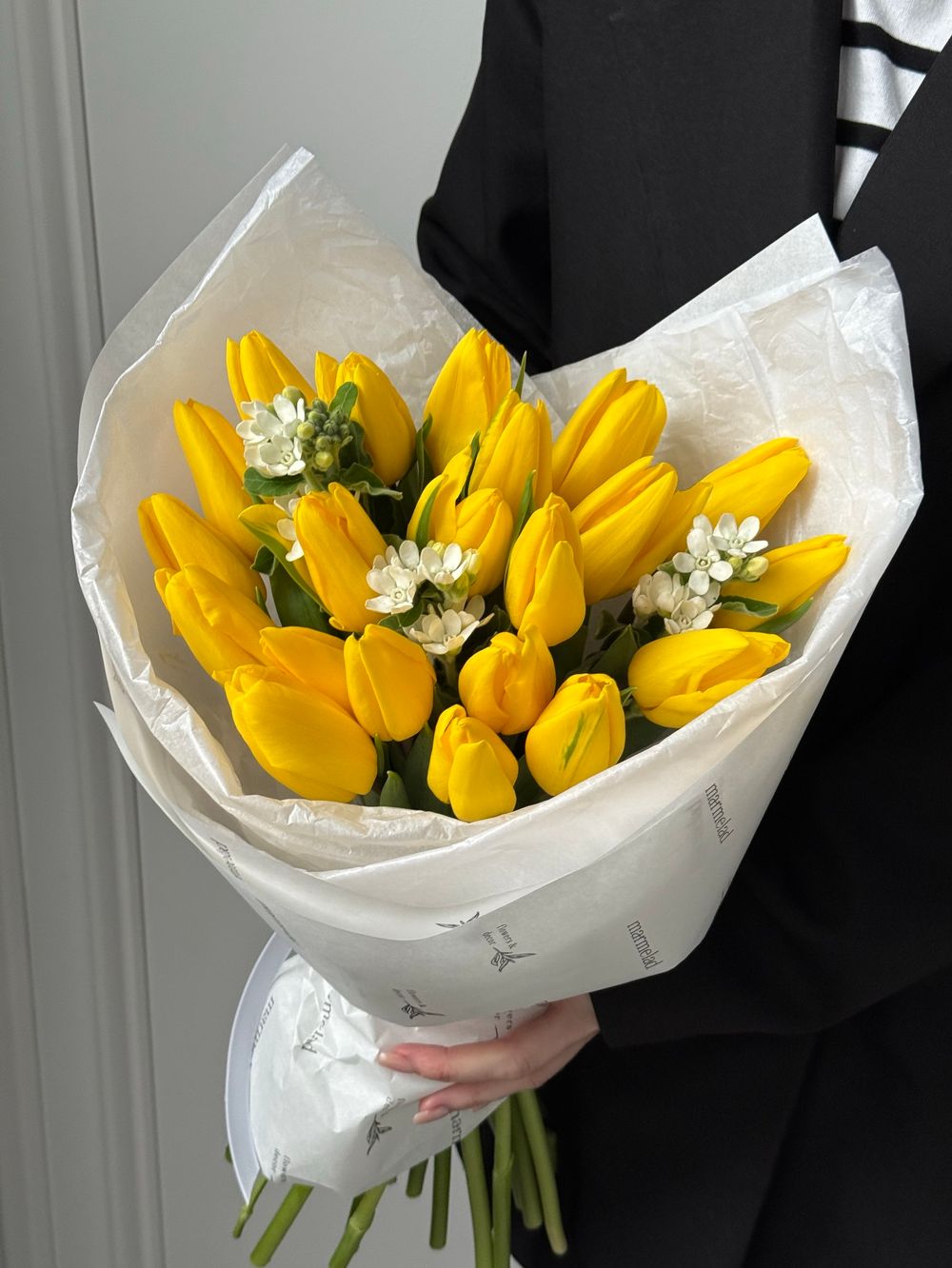 Букет из 21 желтых тюльпанов и белого оксипеталума