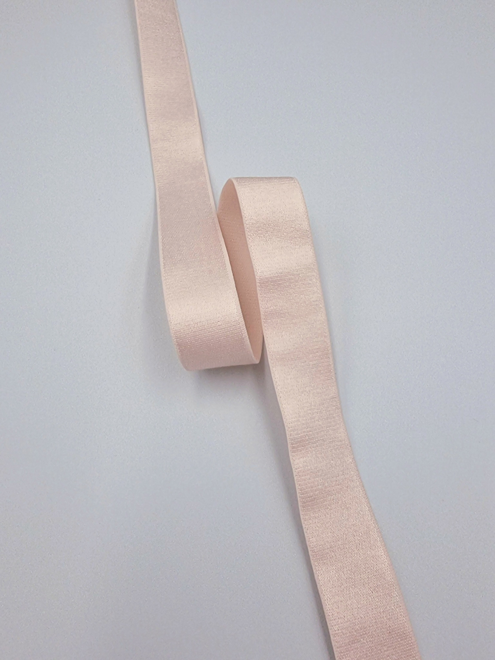 Бретель серебристый пион 20 мм (Pantone 12-1206 TPX)