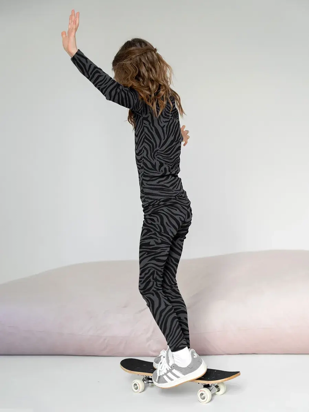 Черный костюм для девочки осенний