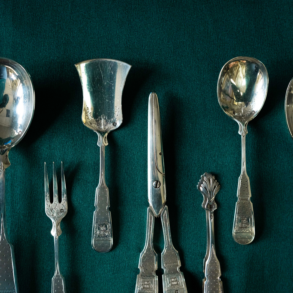 Комплект приборов для сервировки стола