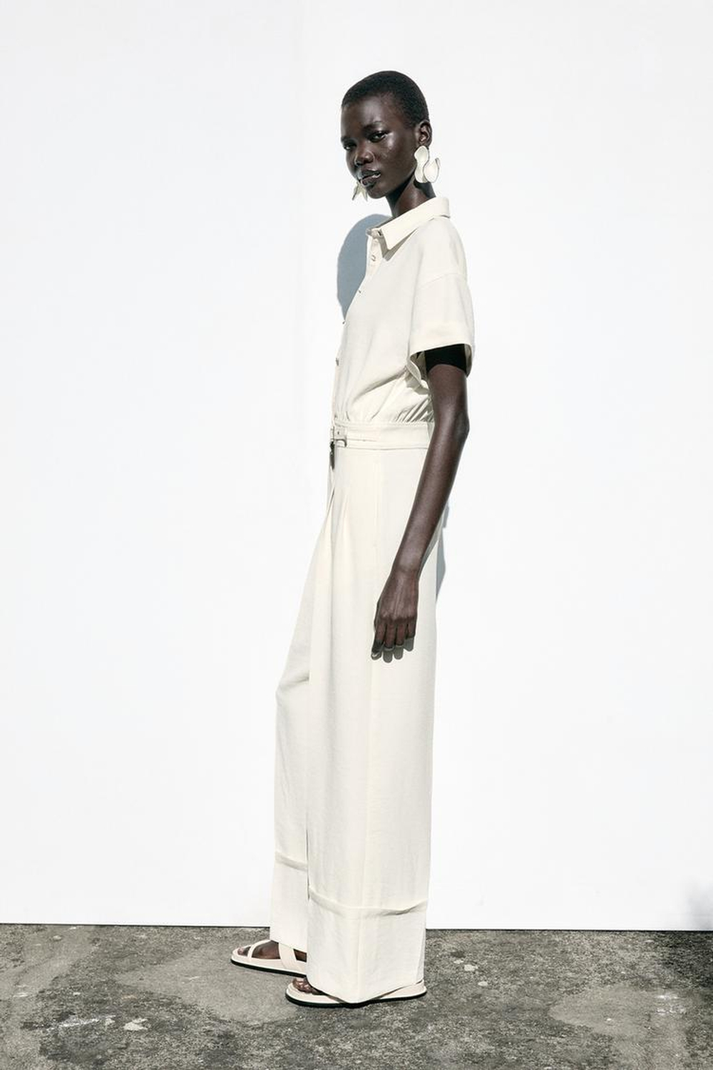 ZARA КОМБИНЕЗОН ИЗ КРЕПА С ПРЯЖКОЙ НА ПОЯСЕ, ЭКРЮ