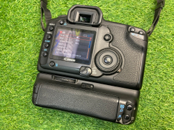 Canon EOS 5D + BG-E4