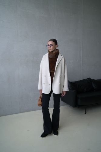 Двубортный пиджак из шерсти молочного цвета