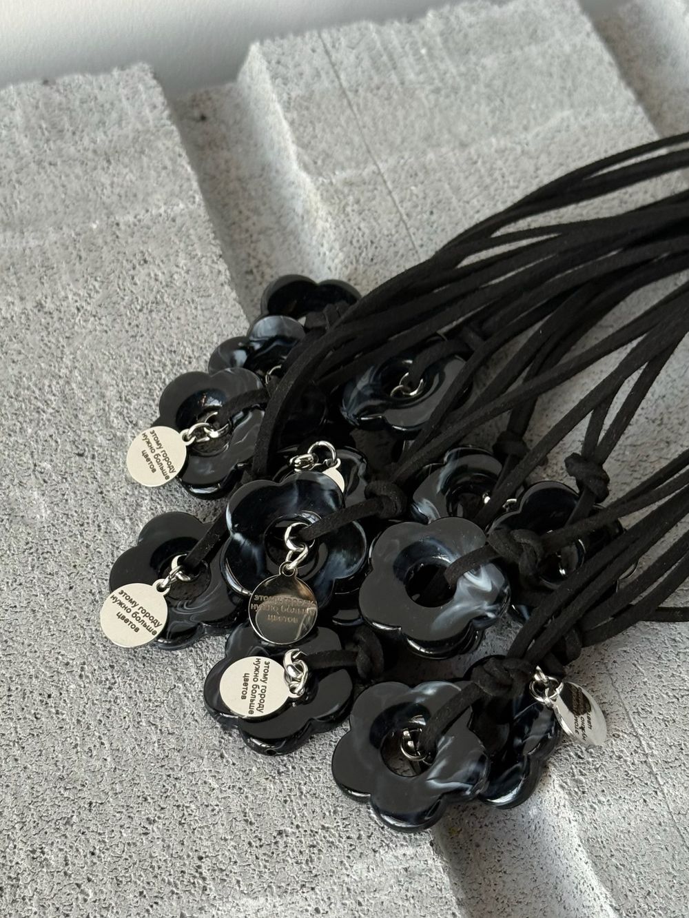 Подвеска цветочек в черном цвете