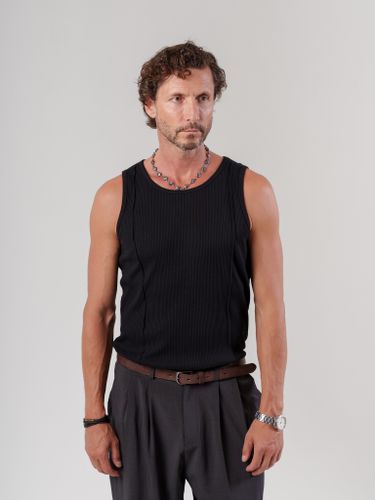 Черная майка с декоративными швами