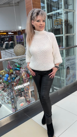 Белый джемпер крупной вязки