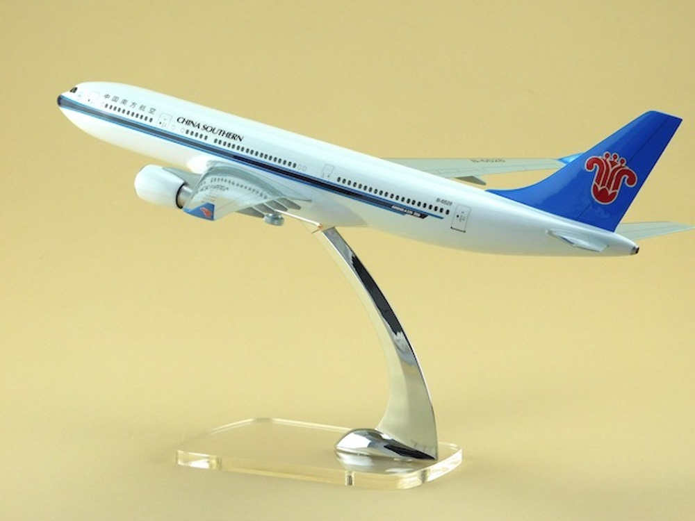 Модель самолета Airbus A330-200 (М1:144, China Southern)
