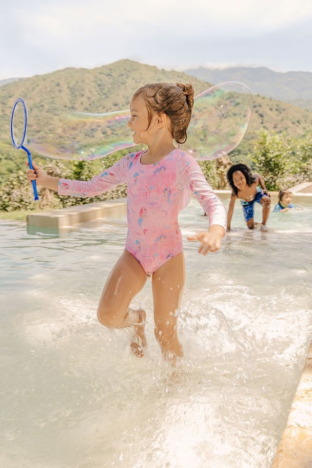 Розовый купальник с длинными рукавами