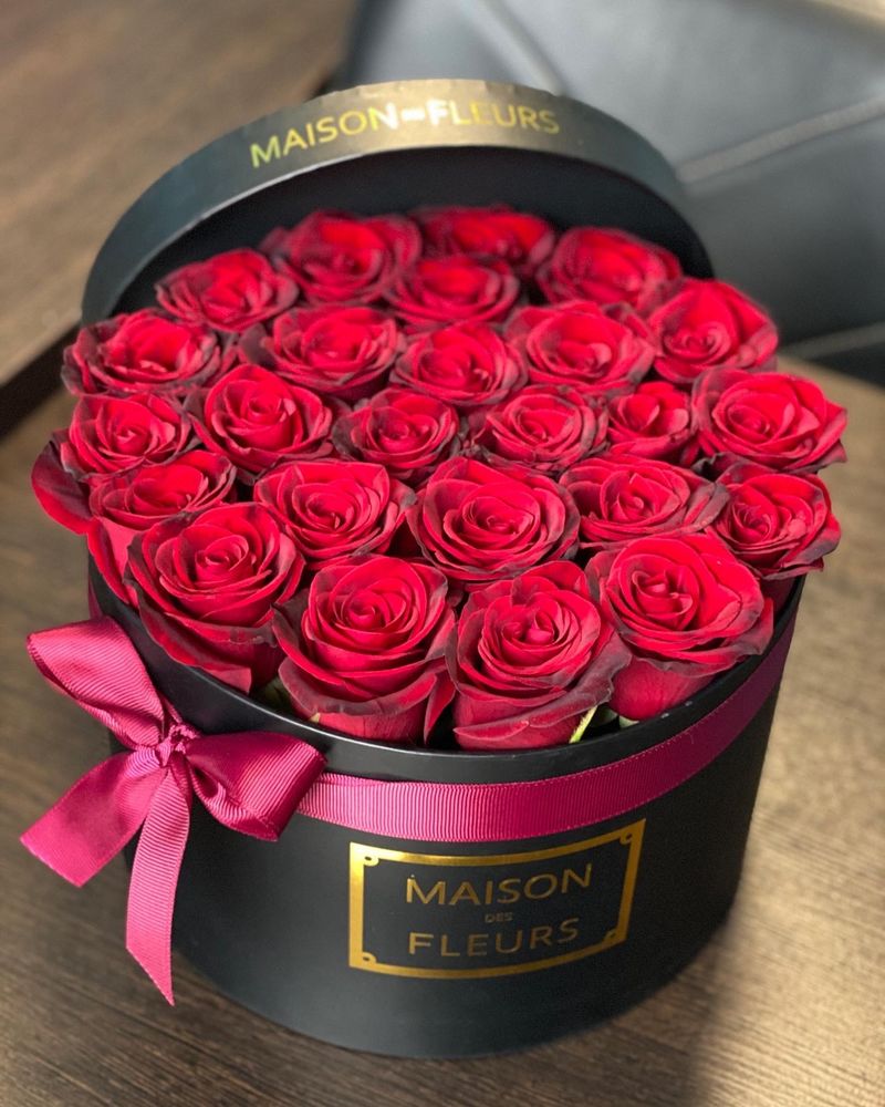 Розы сорта &quot;Black Magic&quot; в черной подарочной коробке &quot;Maison des fleurs&quot;