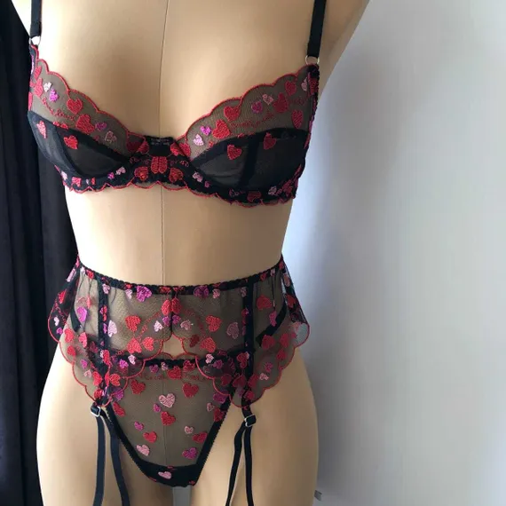 Вышивка на сетке сердечки (правая) 22 см