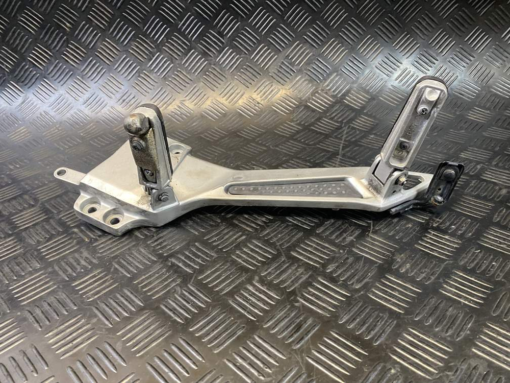 Подножки левые Yamaha FJR1300A RP13A 2010 (с кронштейном)