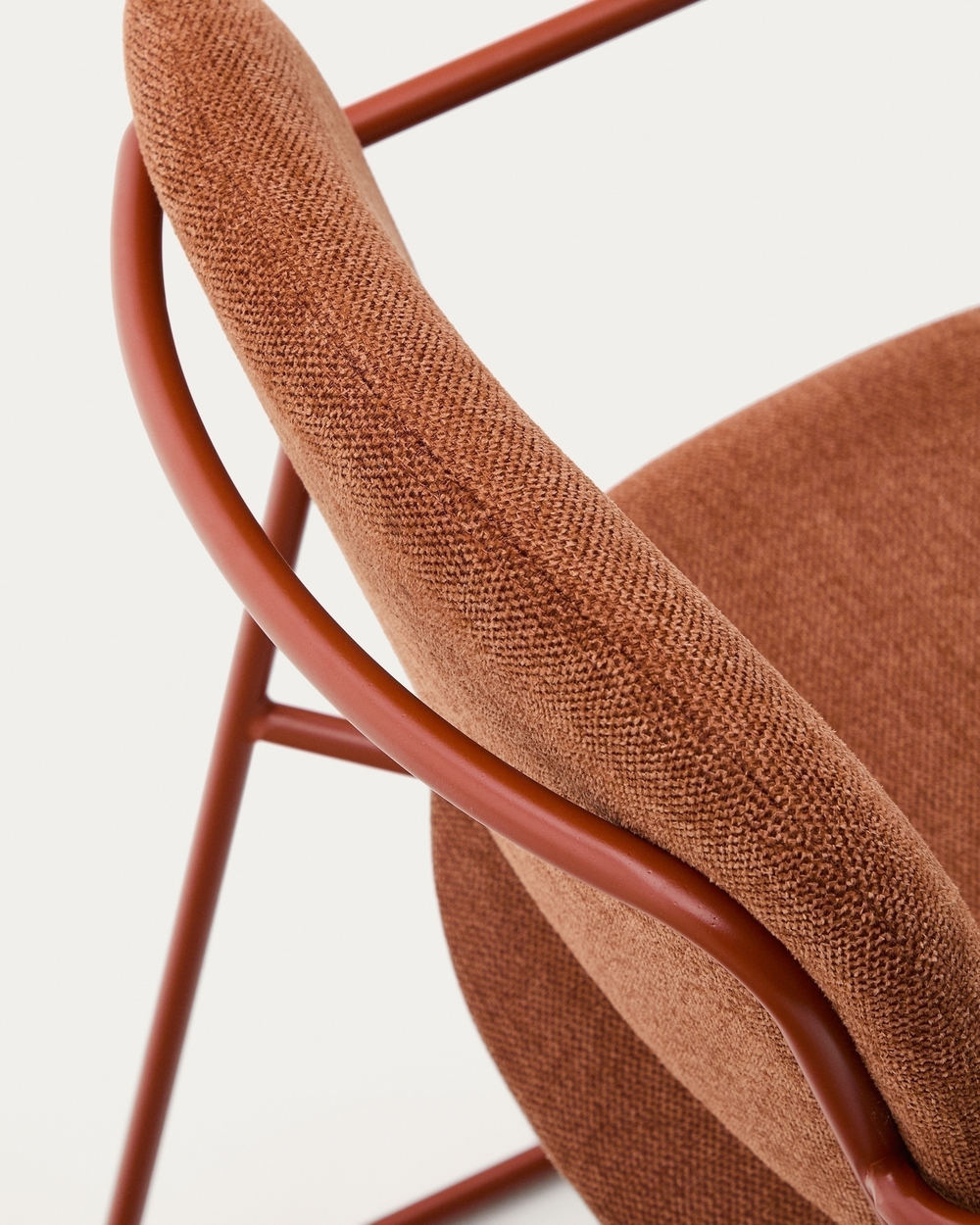 Стул Meli с подлокотниками из терракотовой шенилли с терракотовыми металлическими ножками