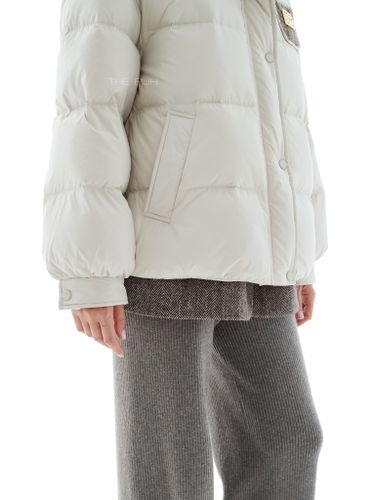 Бежевый пуховик с комбинированной рубашкой