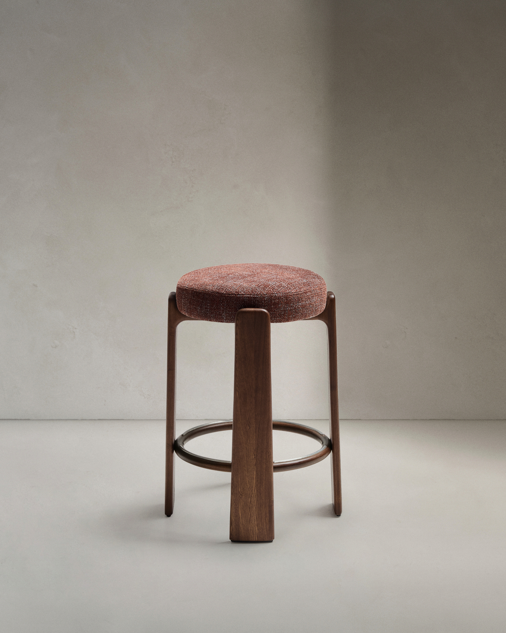 Granite Барный табурет из коричневого шенилла и массива ясеня в отделке орех 75 см