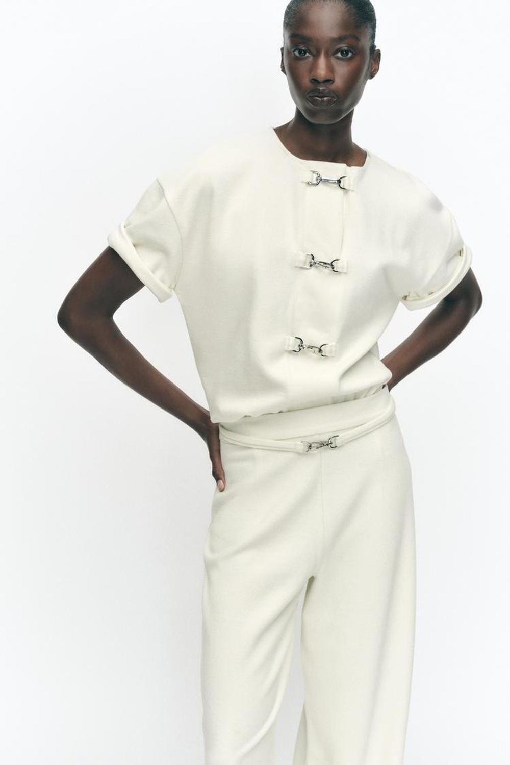 ZARA ТОП С КОРОТКИМИ РУКАВАМИ И ПРЯЖКАМИ, ЭКРЮ