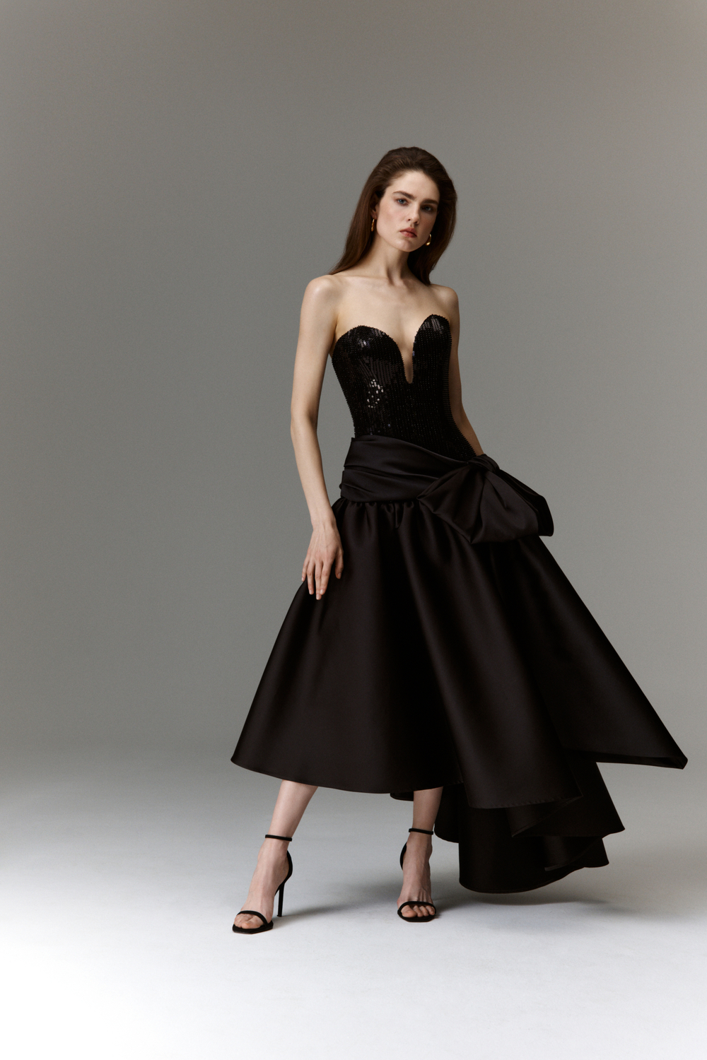 Платье миди удлиненное корсетное с ассиметричной юбкой из пайеток и атласа