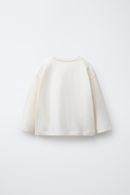 ZARA БАЗОВАЯ ФУТБОЛКА С ВЫШИТЫМ СЕРДЦЕМ, ЭКРЮ