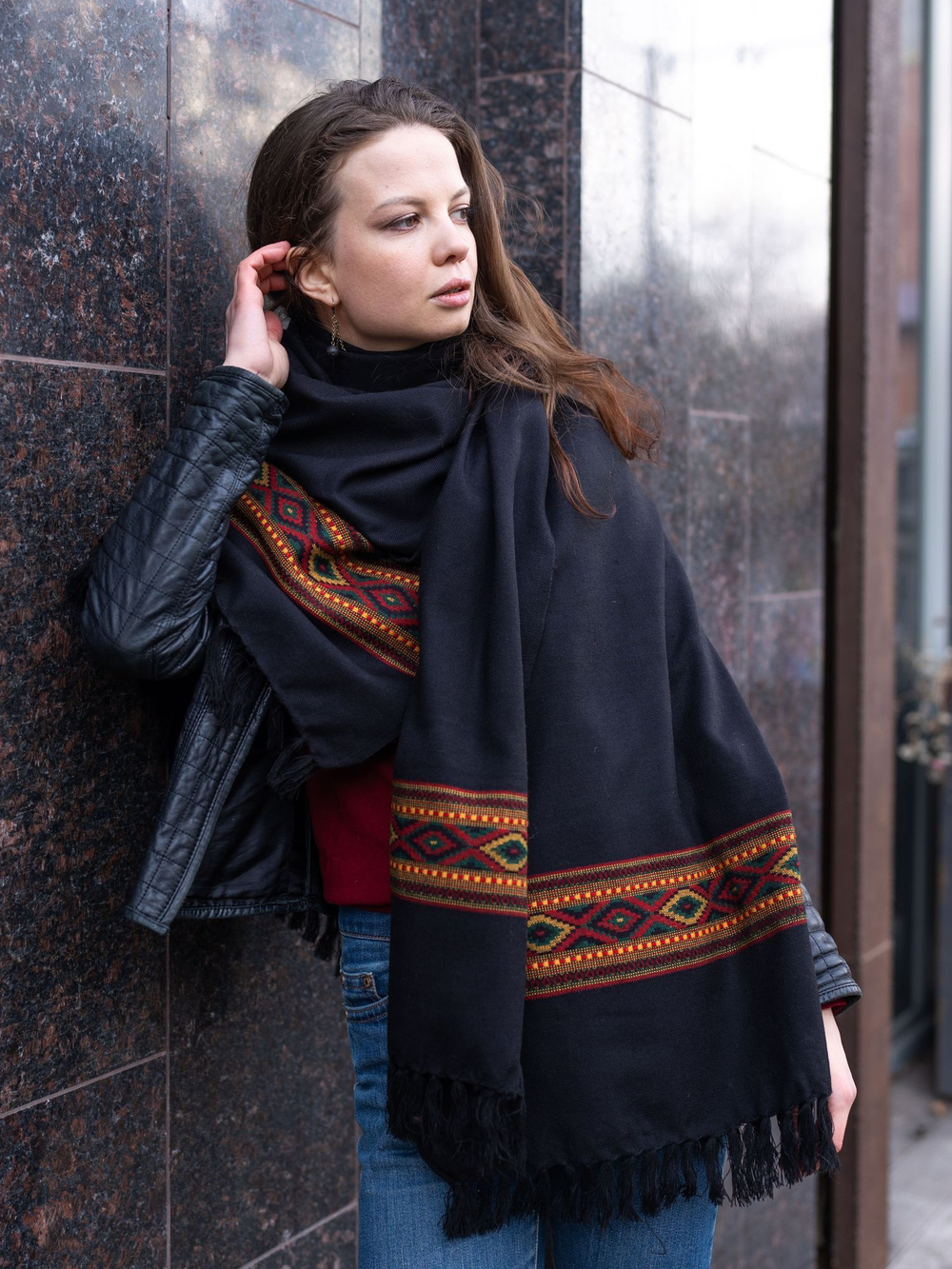 Шерстяной палантин с вышивкой (черный)