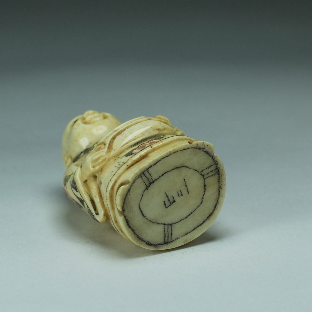 Нэцкэ Монах со свитком