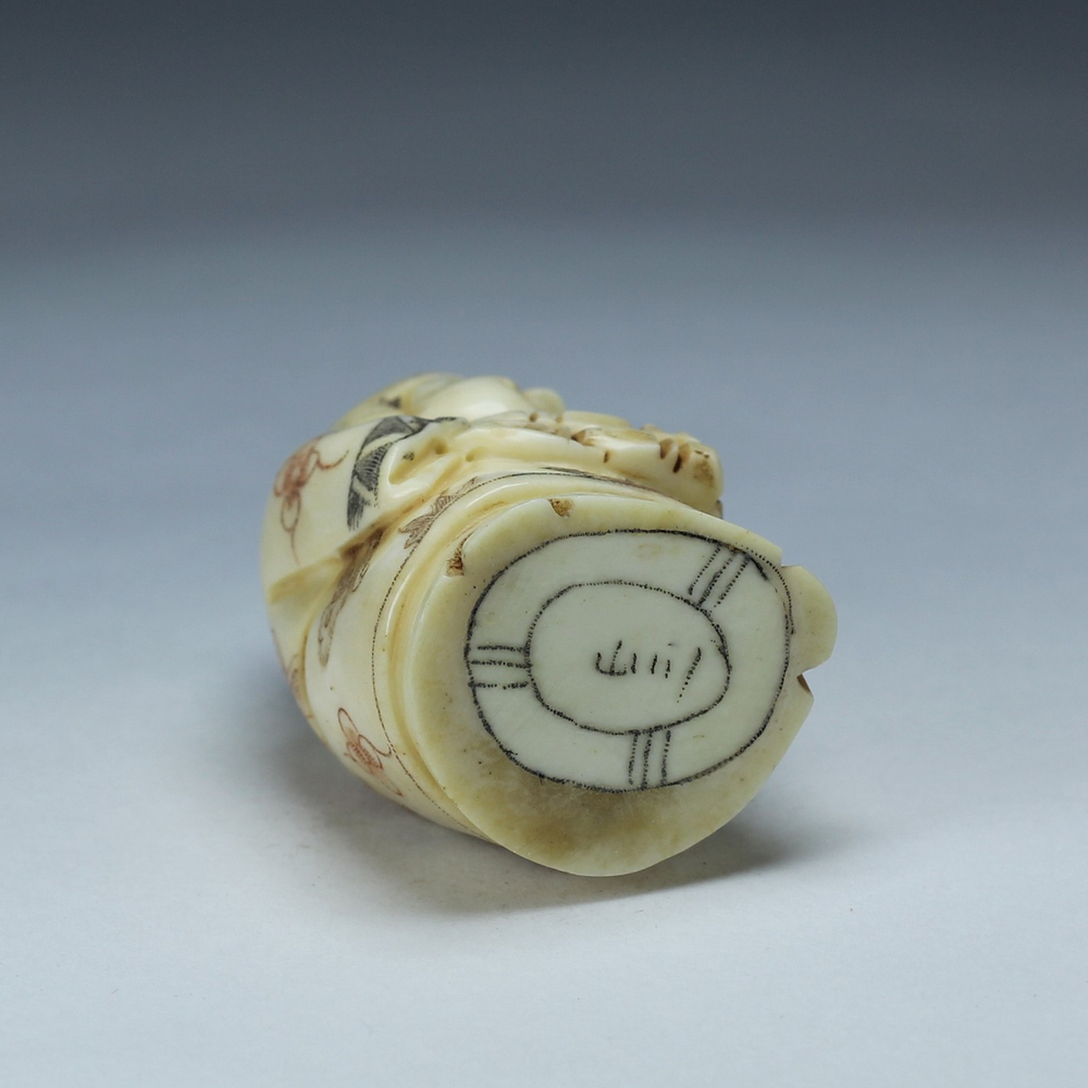 Нэцкэ Монах с книгами