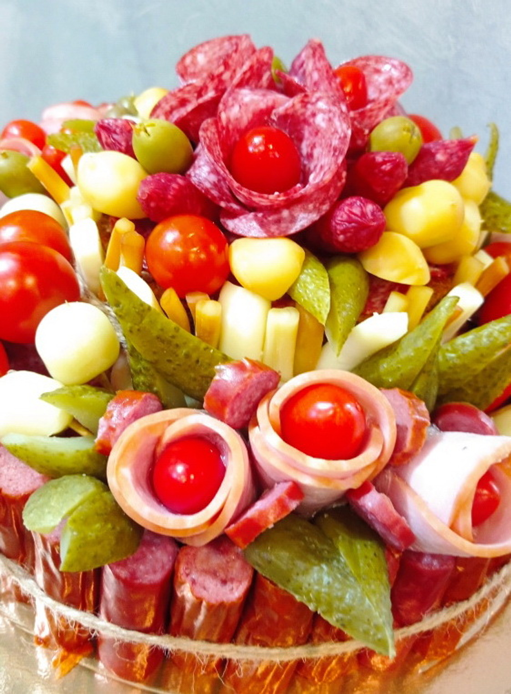 Торт с колбасками, сыром, черри, корнишонами и оливками