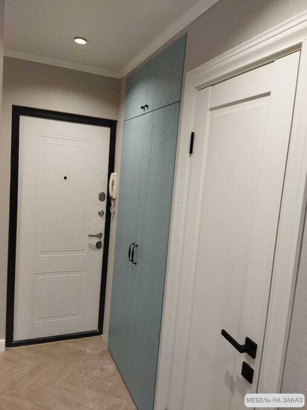 Шкаф встроенный в нишу для прихожей