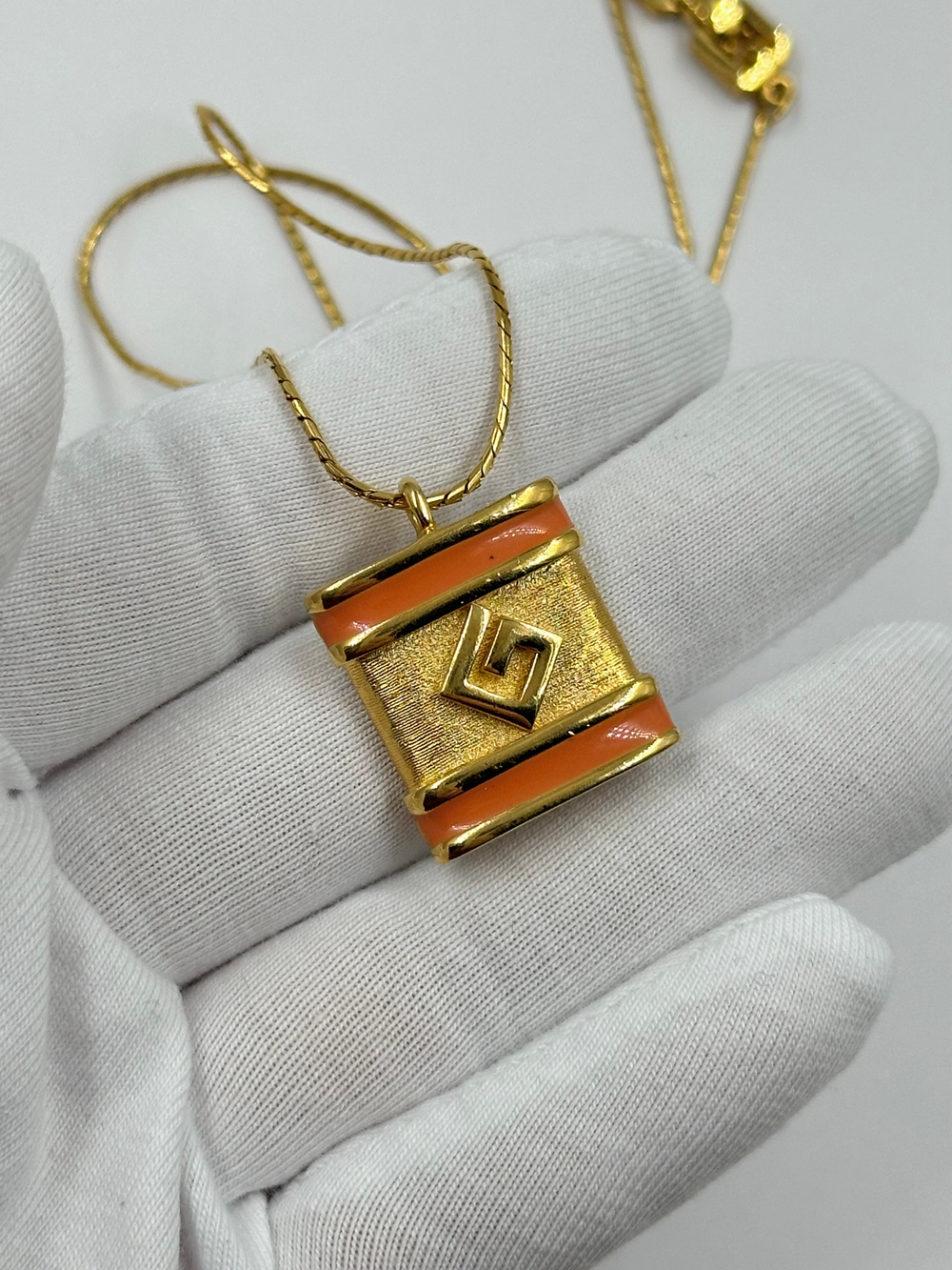 Кулон с лого и оранжевой эмалью Givenchy 1981 год