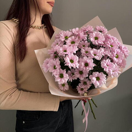 Букет из розовых хризантем ромашек