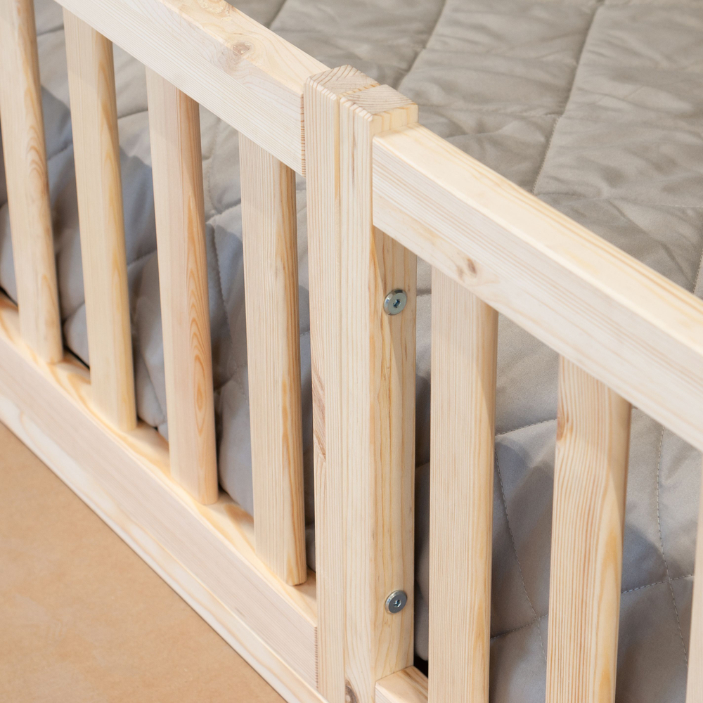 Кровать односпальная 90х200 Буфалина из массива сосны с настилом и бортиком, в натуральной отделке