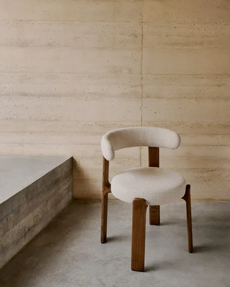 Стул Granite на 4 ножках из бежевого шенилла и массива ясеня в отделке орех