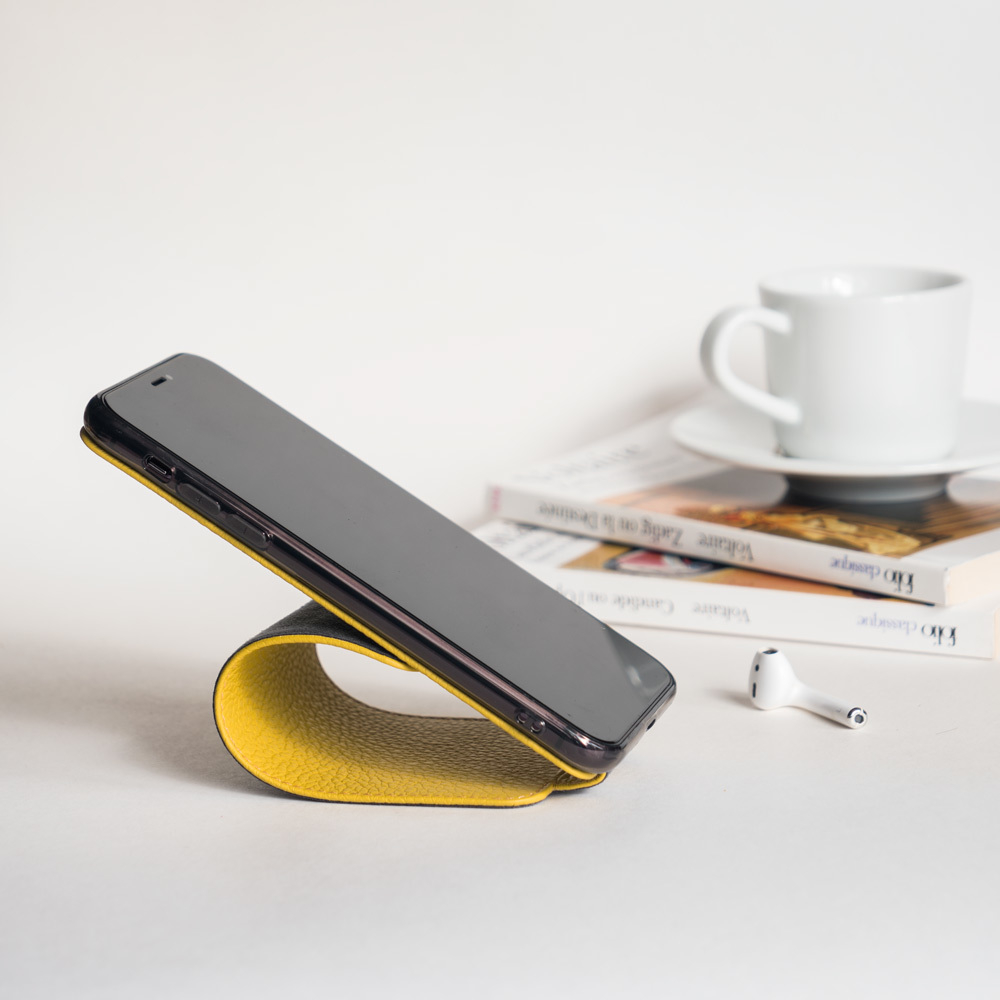 Чехол кожаный для iPhone 11 желтого цвета