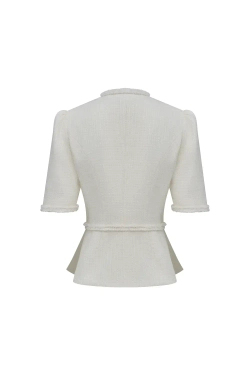 Белый жакет с объемными плечами и баской