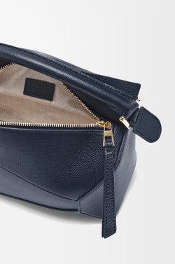 Loewe Маленькая сумка Puzzle Edge из мягкой зернистой телячьей кожи, темно-синий