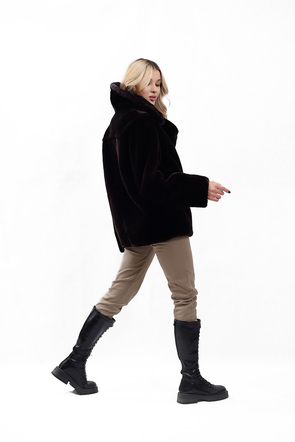 Куртка женская "Косуха" из натурального меха мутон, коричневый