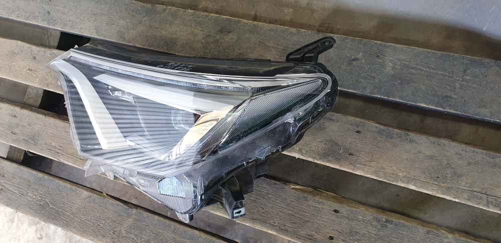 Фара левая LED Toyota RAV4 IV (XA40) 15-19 Б/У Оригинал 8118542680