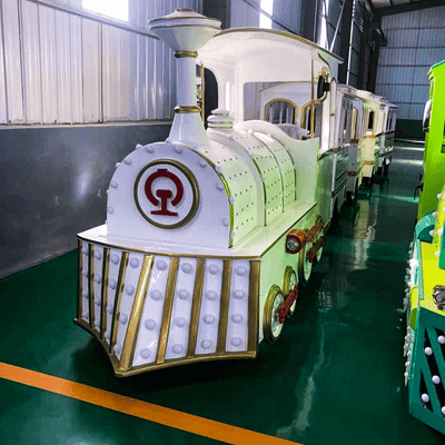 Безрельсовый паровозик «Белый принц», 3 вагона, 12 мест — для ТРЦ, с электродвигателем