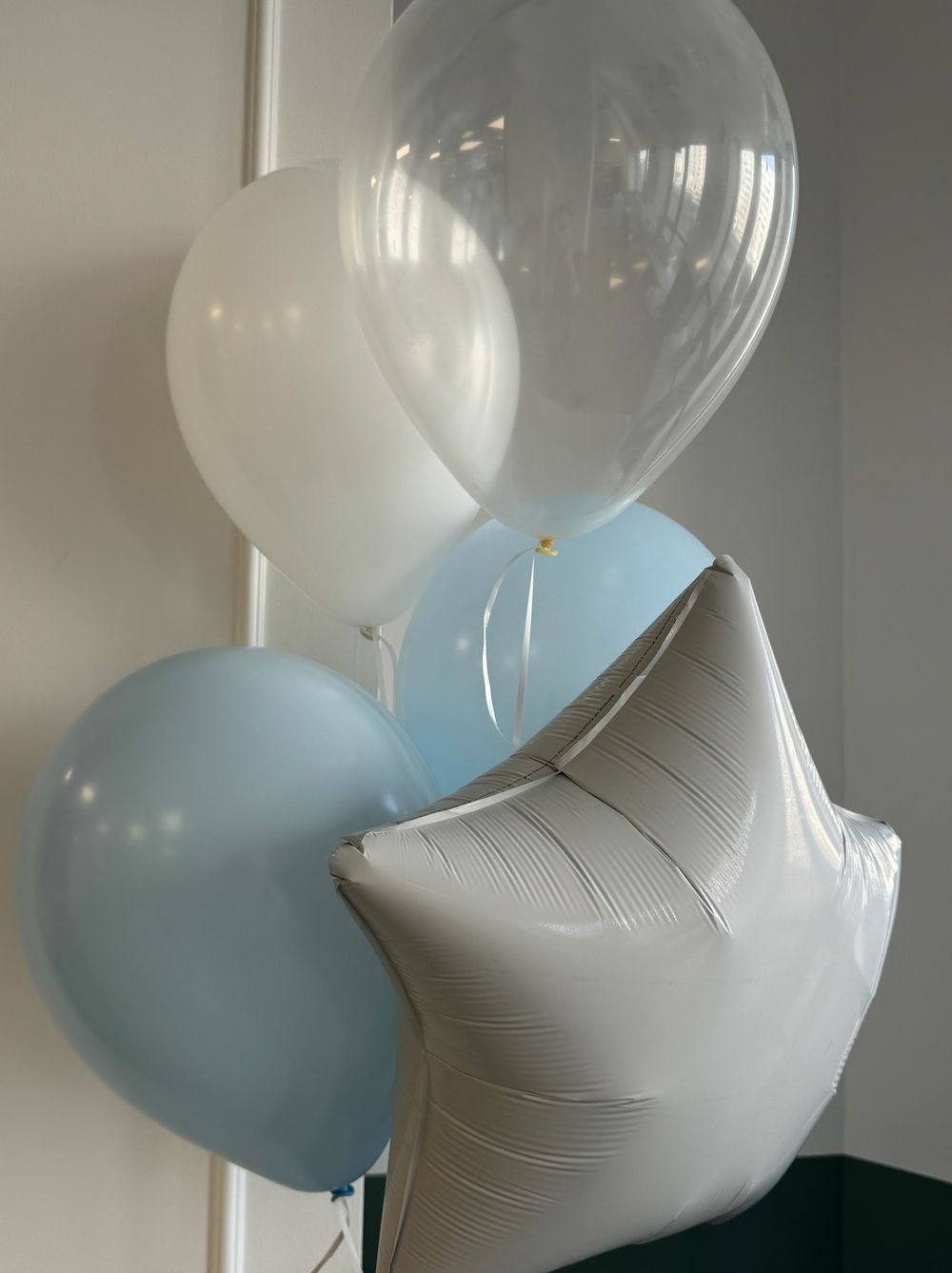 Фонтан из шаров в бело-голубых оттенках