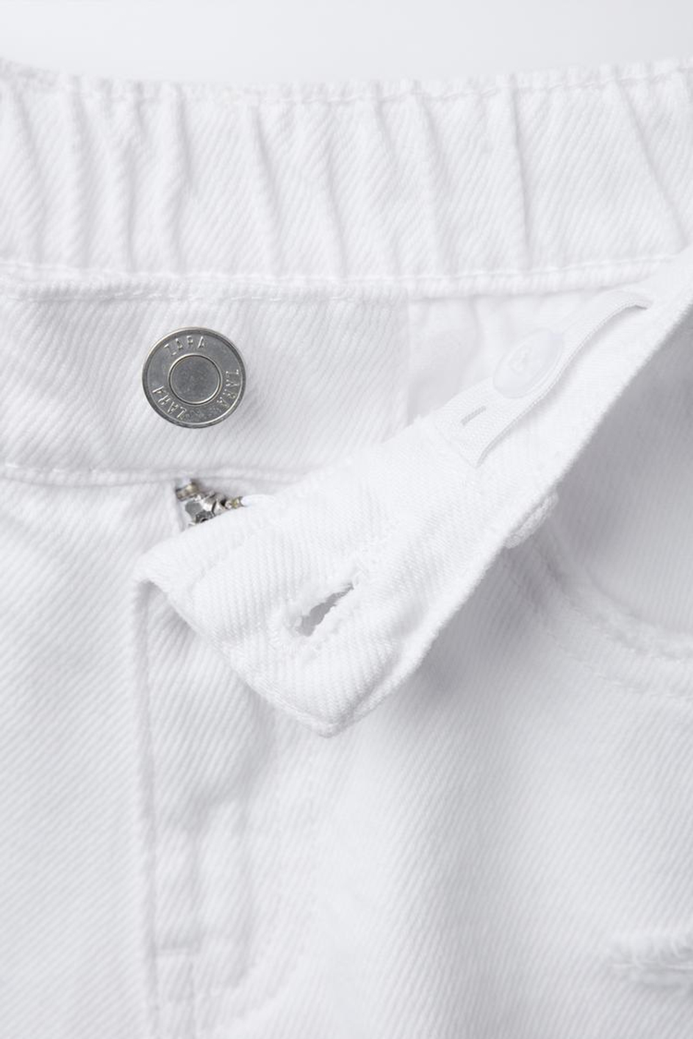ZARA ДЖИНСОВЫЕ ШОРТЫ, БЕЛЫЙ