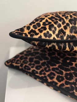 Подушка бархатная с принтом шкуры леопарда