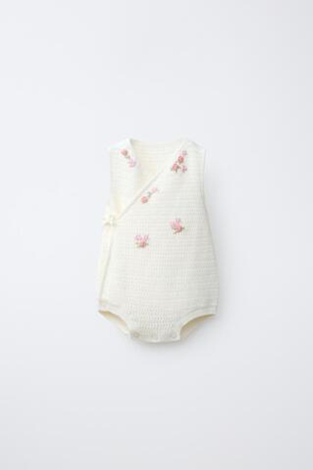 ZARA ВЯЗАНЫЙ КОМБИНЕЗОН С ЦВЕТОЧНОЙ ВЫШИВКОЙ, ЭКРЮ