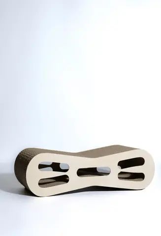 Зоо Няня Когтеточка-лежанка ВОСЬМЕРКА средняя с игрушкой картон 53*21*16см