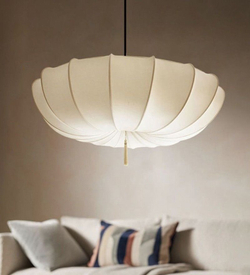 Элегантная люстра с воздушным плафоном и мягкими волнообразными линиями