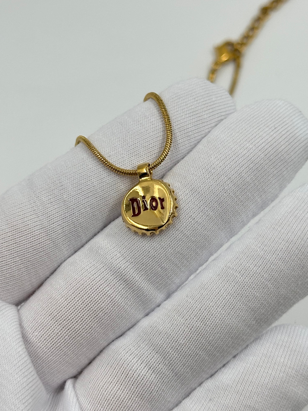 Кулон в виде крышки Christian Dior