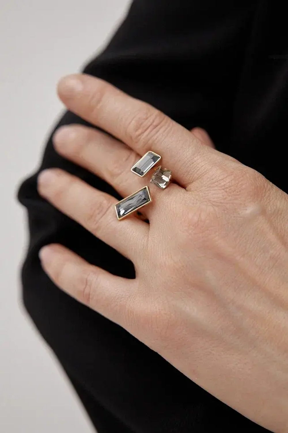 Кольцо безразмерное два серых кристалла-прямоугольника и кубик в золотой рамке