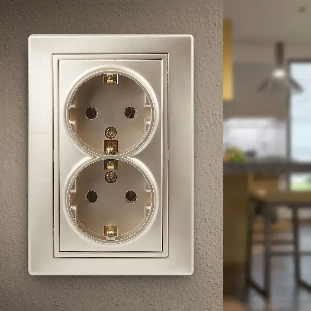 Розетка Intro Plano 1-205-04 с заземлением двойная 2X2P+E Schuko 16А-250В IP20 скрытой установки шампань