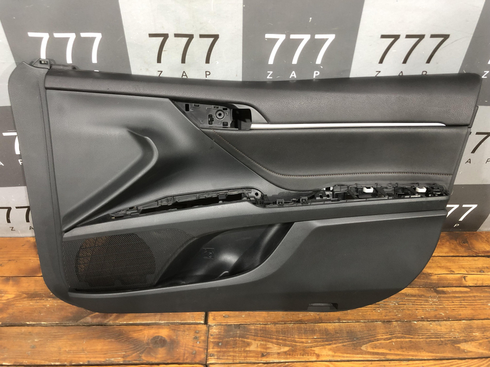 Обшивка двери передней правой Camry (XV70) 20-нв Б/У Оригинал 6761006R00C8